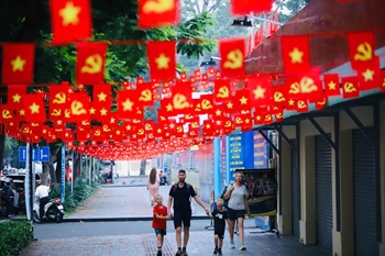 ទីក្រុងហូជីមិញពោរពេញទៅដោយទង់ជាតិ និងផ្កាដើម្បីអបអរសាទរមហាសន្និបាតលើកទី ១៤ របស់បក្ស